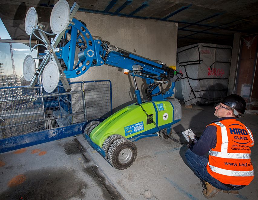 Winlet glazing robot with wired remote control